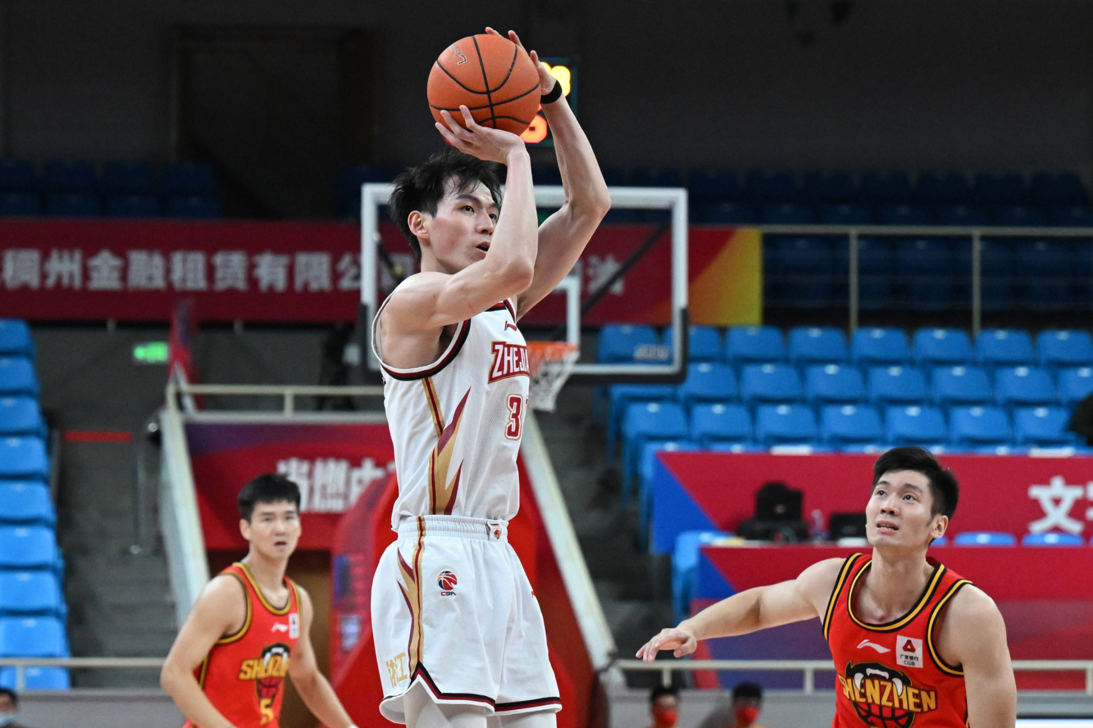 集结日体能课后，新疆广汇临场应变备战法国杯，底气十足，身体对抗强度拉满的简单介绍