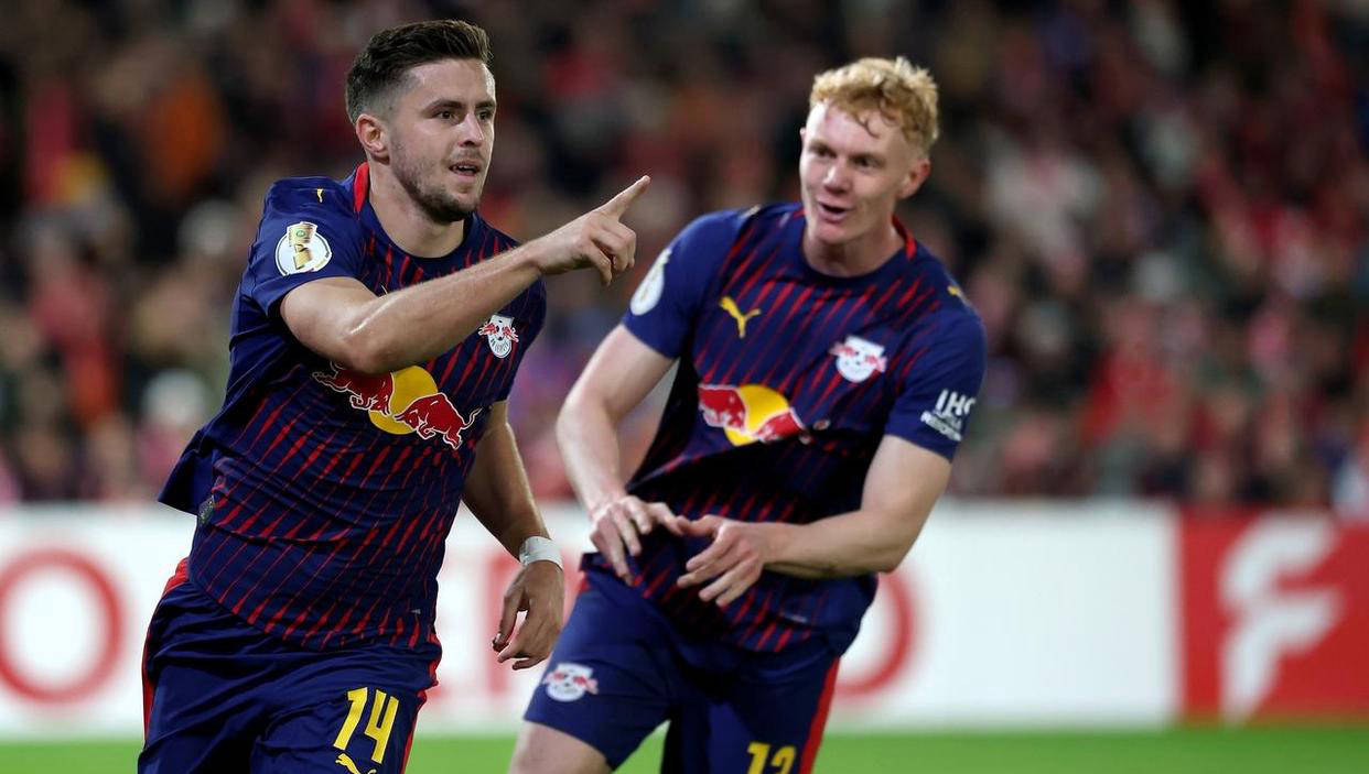 罗马迎德国杯关键赛，加时末段防线松动，态度坚定，轮换策略成焦点 