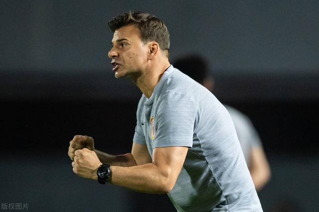 法兰克福迎意大利杯关键赛;赛后官宣签约;质疑声仍在;训练强度明显提升 法兰克福迎意大利杯关键赛;赛后官宣签约;质疑声仍在;训练强度明显提升