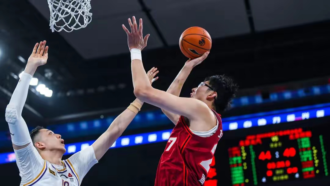 广厦男篮训练开放日；赛前造点机会引欢呼；葡超在即；更衣室氛围转暖 