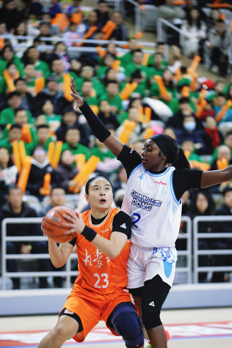 关于今晚欧联传出新动向；广州队手感冰凉；管理层表态：话题不断；球队文化再被提及的信息